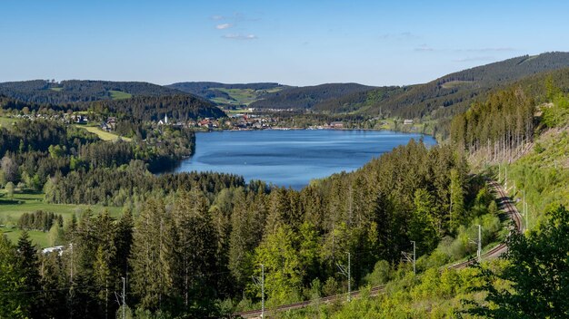 Fascinante vista del Titisee en verano