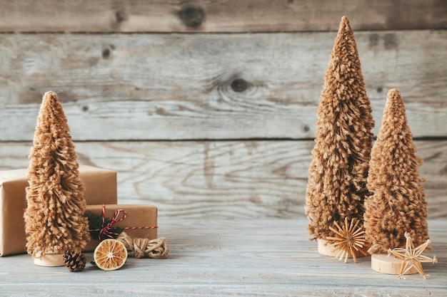Faser-Weihnachtsbäume auf einem hölzernen Hintergrund