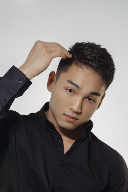 Fashion Asian Man Portrait in schwarzen Kleidern