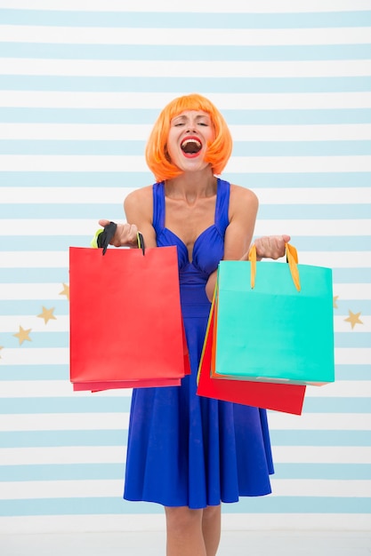 Fashion Black Friday Sales Copy Space Letzte Vorbereitungen großer Verkauf im Einkaufszentrum Verrücktes Mädchen mit Einkaufstüten glückliche Frau einkaufen gehen Viel Spaß beim Online-Shopping Frohe Feiertage Schwere Taschen