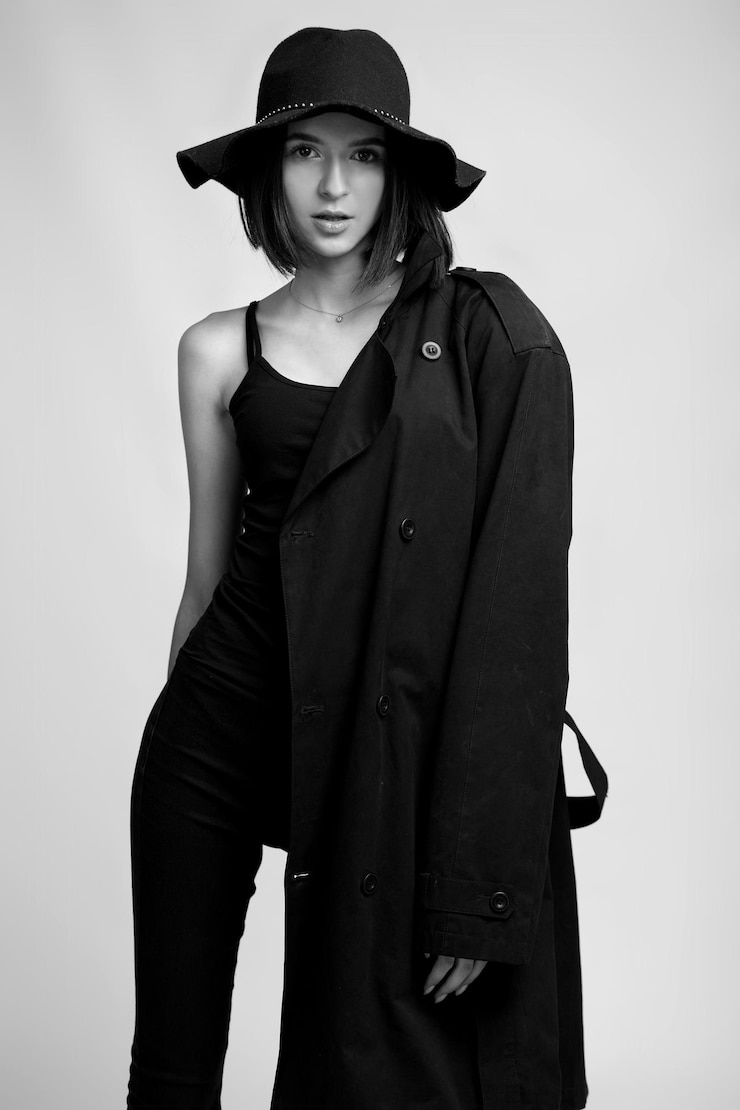 Foto fashion closeup portrait der jungen schönen frau mit hut schwarz-weiß-foto