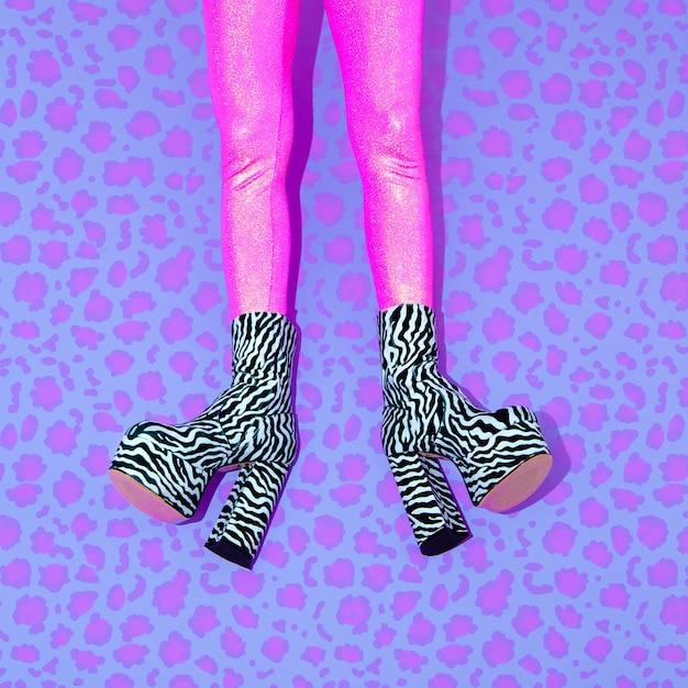 Fashion Party Girl en leggins de purpurina rosa y botas de cebra Club Disco estilo 90 Concepto mínimo