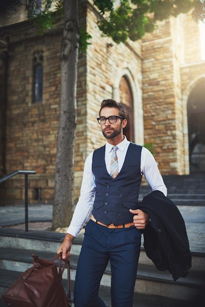 Fashion-Walking und Geschäftsmann mit Gepäck in der Stadt mit Mantelbrille und stilvollem Outfit für die juristische Karriere Reise Brillen und männlicher Rechtsanwalt pendelt in der Stadt und mit Gepack in New York