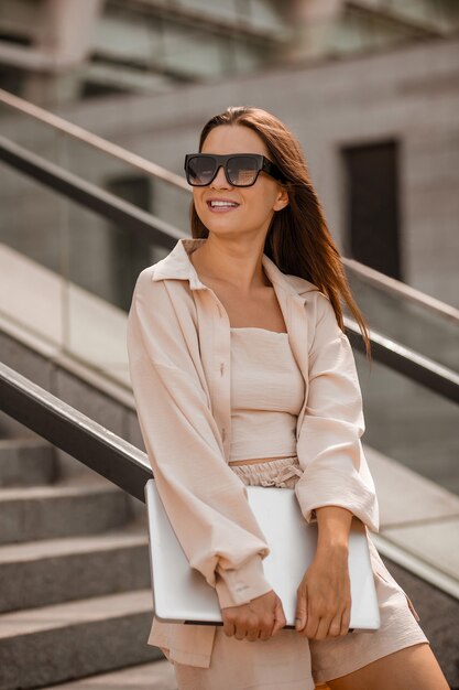 Fashionista. Una foto de una linda joven de pelo largo con gafas de sol