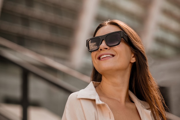 Fashionista. Uma foto de uma jovem bonita de cabelos compridos usando óculos escuros