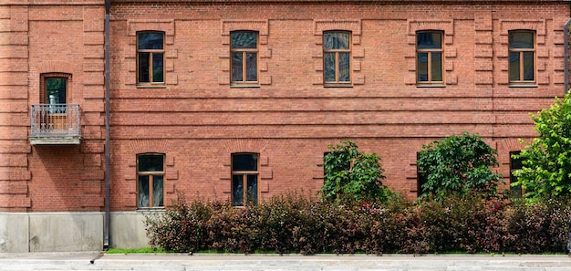 Fassade aus rotem Backstein. Vintage-Architektur klassisch