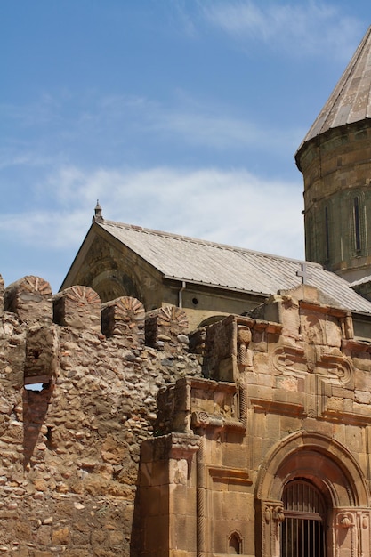 Fassade der alten orthodoxen Kirche von Jvari Georgia