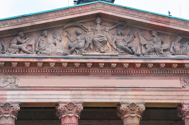 Fassade der Berliner Staatsoper in Berlin, Deutschland