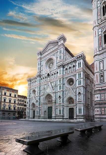 Fassade der berühmten Basilika in Florenz bei Sonnenaufgang