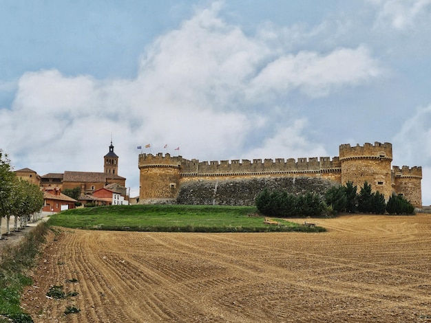 Fassade der Burg Grajal de Campos in der Provinz Leon