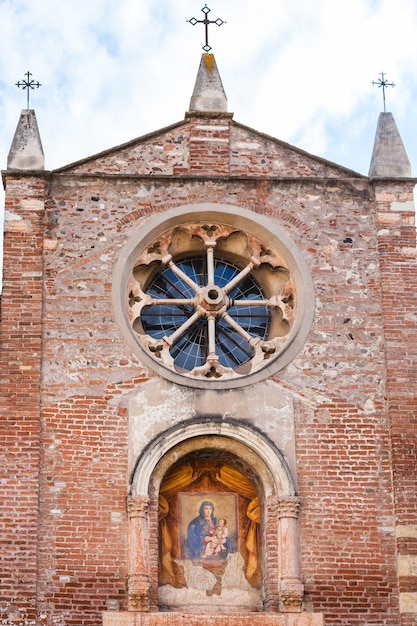 Foto fassade der chiesa di san zeno im oratorium in verona