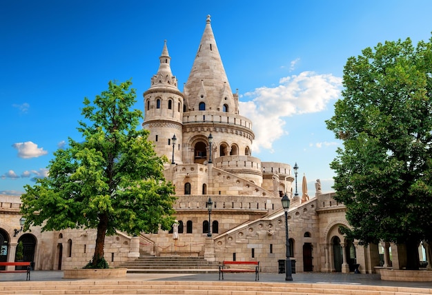 Fassade der Fischerbastei in Budapest am Sommertag