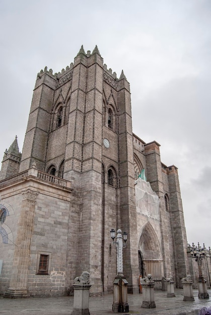 Fassade der gotischen und romanischen Kathedrale in Avila Spanien