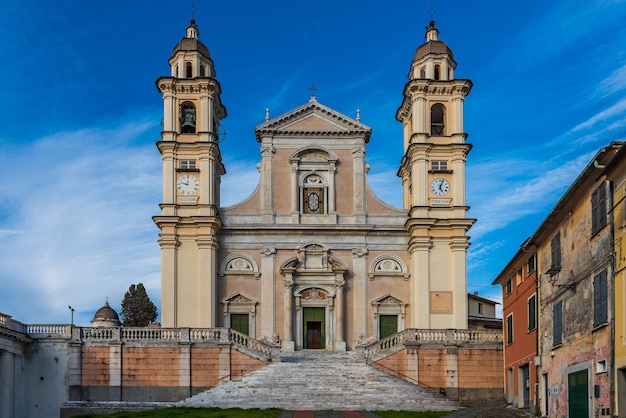 Fassade der Hauptkirche des maritimen Dorfes Lavagna an der italienischen Riviera