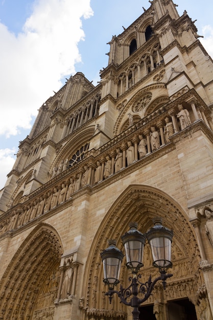 Fassade der Kathedrale Notre Dame hautnah, Paris, Frankreich