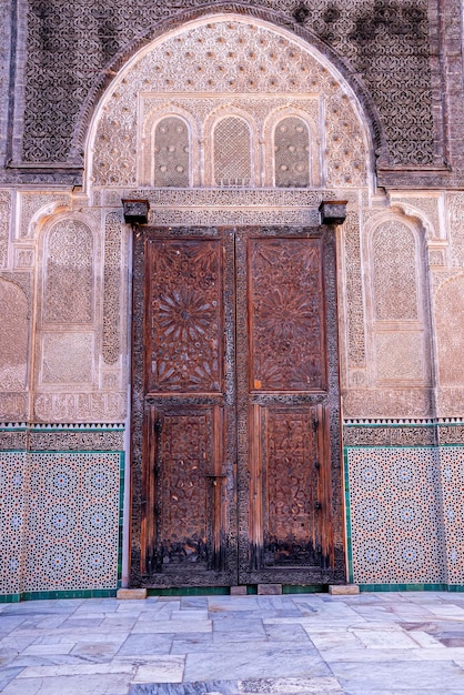 Fassade der Moschee mit geschlossener Tür im alten Stil und Mosaikwand
