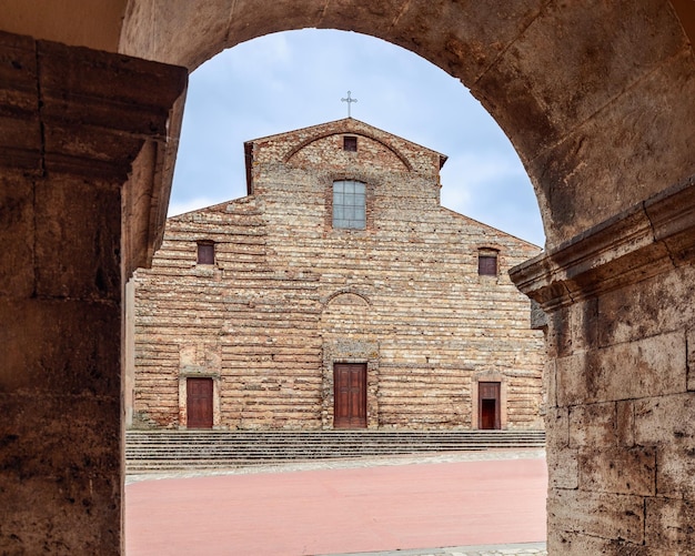 Fassade der römisch-katholischen Kathedrale Saint Mary Of The Assumption durch den Torbogen Montepulciano