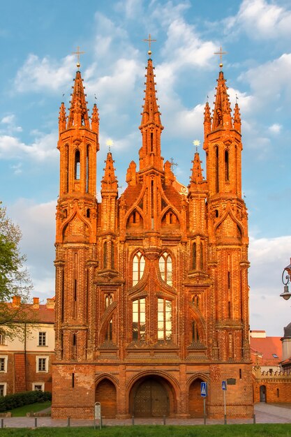 Fassade der St.-Anna-Kirche bei Sonnenuntergang in Vilnius, Litauen.