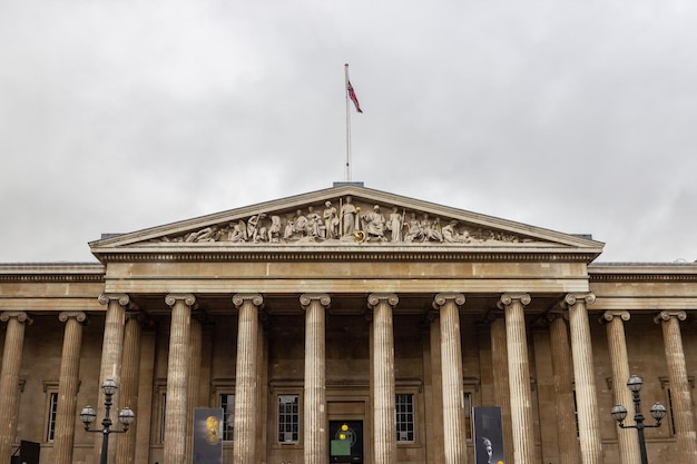 Foto fassade des british museum, ein öffentliches museum, das der kunst und kultur der menschheitsgeschichte in london gewidmet ist