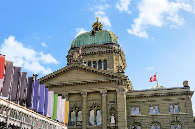 Fassade des Bundeshauses der Schweiz mit Türmen und Schweizer Flagge in Bern, Bezirk Bern-Mittelland, Schweiz