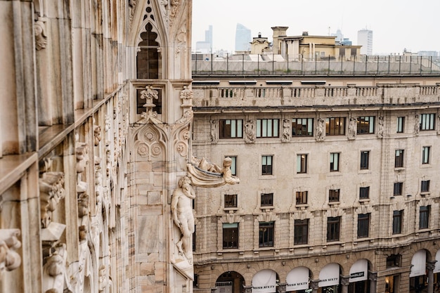 Fassade des Doms vor dem Hintergrund eines modernen Gebäudes Italien Mailand