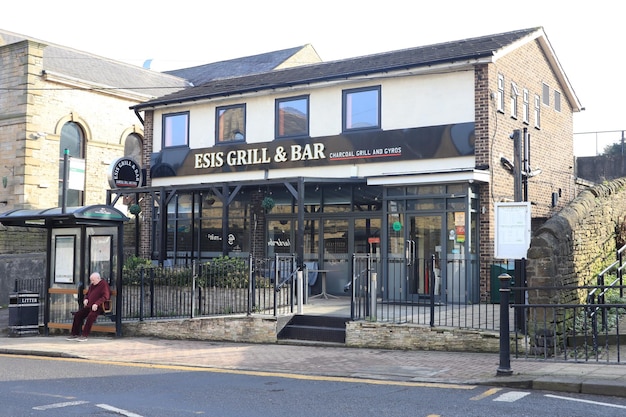 Fassade des Esis Grill and Bar Restaurants an einem sonnigen Tag