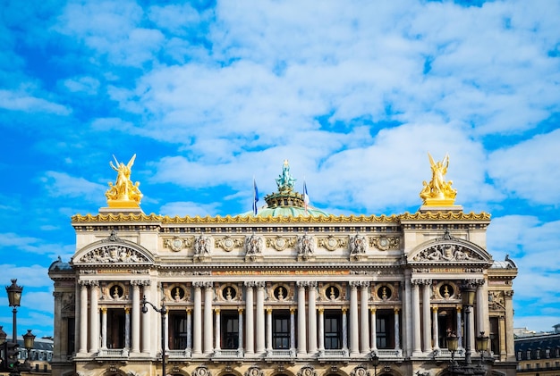 Fassade des Gebäudes gegen Wolken