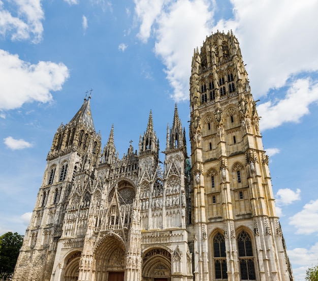 Fassade des gotischen Kirchengebäudes der Kathedrale von Rouen Normandie Frankreich