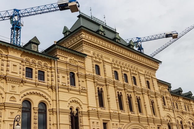 Foto fassade des gum state department store, früher bekannt als upper trading rows, erbaut zwischen 1890 und 1893 in der nähe des roten platzes in moskau, russland. es ist derzeit ein großes einkaufszentrum