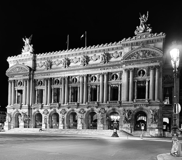 Foto fassade des historischen gebäudes in der nacht