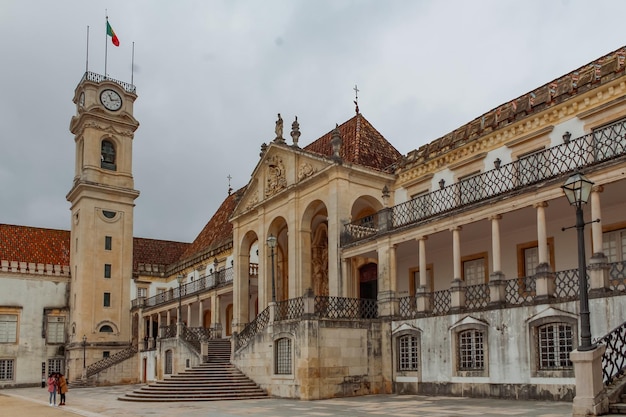 Fassade des historischen Universitätsgebäudes von Coimbra gegen den Himmel