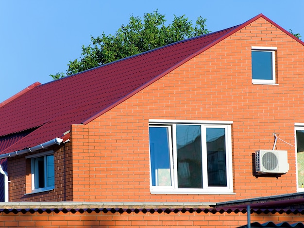 Fassade des kleinen Hauses mit roten Fliesen