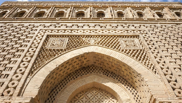 Fassade des Mausoleums aus gebrannten Ziegeln in Buchara