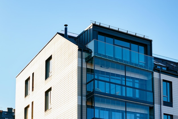 Fassade des modernen Wohnhaus-Wohnhausgebäudes des Blocks. Einschließlich Platz für Kopienraum