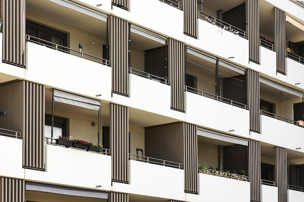 Fassade des modernen Wohnwohngebäudes mit Loggien. Moderne Loggia und Balkon des Gebäudes