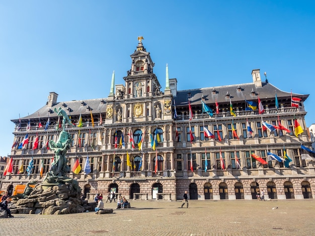 Fassade des Rathauses auf dem großen Marktplatz von Antwerpen Belgien unter blauem Himmel an sonnigen Tagen