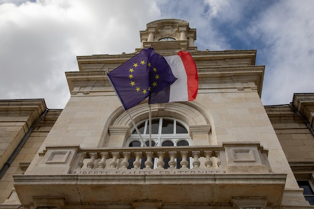 Fassade des Rathauses im Stadtzentrum des Dorfes mit EU-Französischer Flagge auf der Fassade eines Steingebäudes