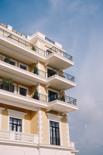 Fassade des Regent Hotels gegen den blauen Himmel