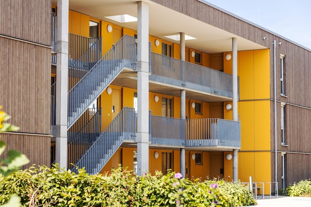 Fassade des Wohnhauses. Äußere Außentreppen und Terrassen im modernen Mehrfamilienhaus