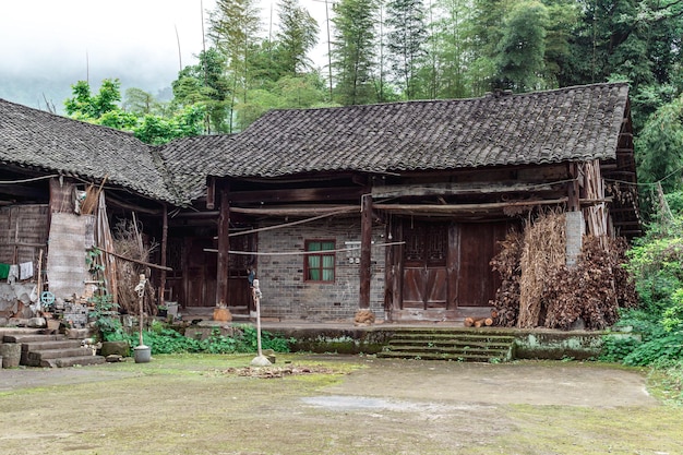 Fassade eines alten armen Hauses in einem Dorf am Tag