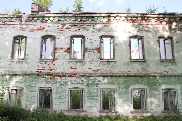 Fassade eines alten zerstörten Backsteingebäudes mit Fensteröffnungen