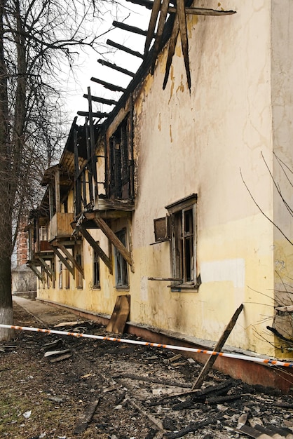 Fassade eines alten zweistöckigen Hauses nach einem Brand Verbranntes Wohngebäude