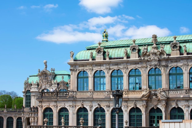 Fassade eines antiken Gebäudes mit beigenen Wänden Statuen dekorative Elemente Dresden Deutschland