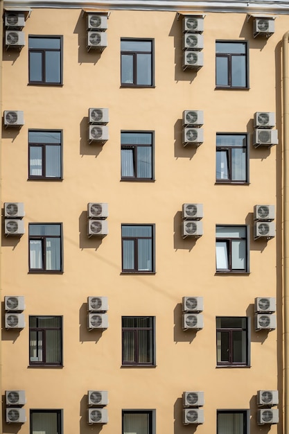 Fassade eines Gebäudes mit vielen Klimaanlagen an den Fenstern im südlichen heißen Land
