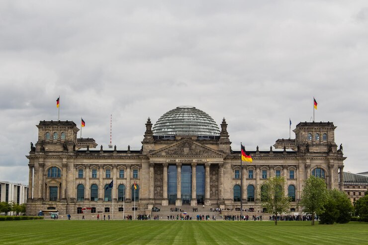 Foto fassade eines gebäudes vor einem bewölkten himmel