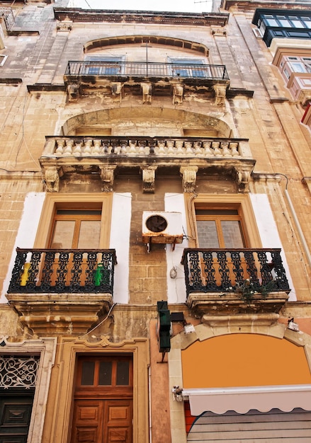 Fassade eines Hauses mit traditionellen maltesischen Balkonen in der Altstadt von Valletta, Malta