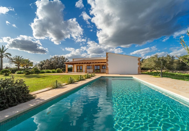 Fassade eines Landhauses auf Mallorca vom Swimmingpool aus gesehen