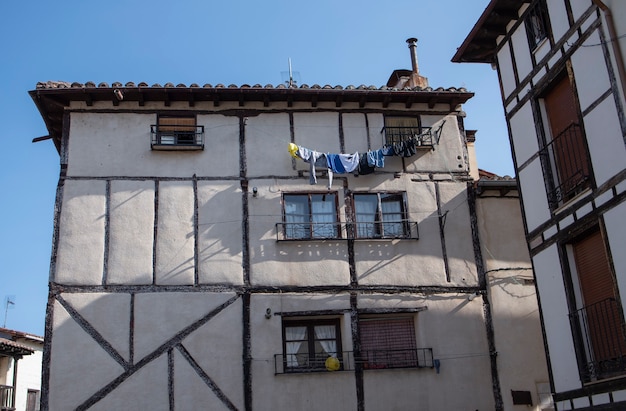 Fassade eines mittelalterlichen, alten Hauses.