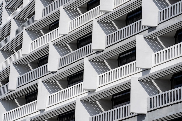 Fassade eines modernen Mehrfamilienhauses Linienmuster der Fassade mit Balkon