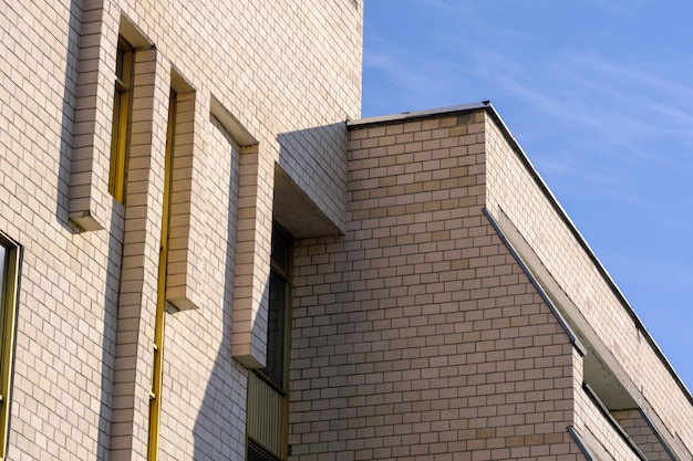 Fassade eines modernen Wohnhochhauses mit schönen Farben an einem sonnigen Sommertag gegen den blauen Himmel